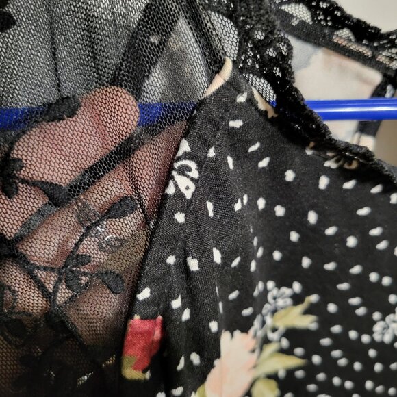 TORRID FLORAL AND LACE SHORT SLEEVE TOP SZ 3 - Picture 3 of 6